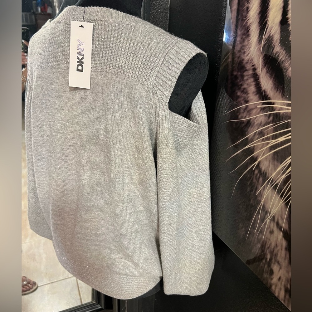 🩶🖤 DKNY Cutout Shoulder Sweater-SZ L🖤🩶NWT - Picture 9 of 11